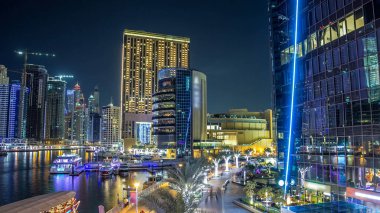 Dubai Marina, yatları ve briç gecesi hiperhızlandırılmış restoranları olan modern kuleleri olan, Birleşik Arap Emirlikleri ile dolanıyor. Kafeler ve restoranlar