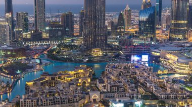 Dubai Şehir Merkezi, Burj Halife ve diğer kulelerin yakınlarındaki müzik çeşmeleri ile Dubai, Birleşik Arap Emirlikleri 'nde yeni yıl kutlamalarından önce tepeden görülebiliyor. Işıklar yanıyor..