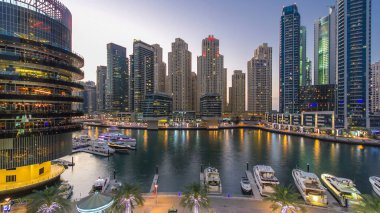 Dubai Marina rıhtımı, Dubai 'deki alışveriş merkezinin balkonundan gece saatlerine kadar uzanan, Birleşik Arap Emirlikleri' ne bağlı, kuleleri ve yatları olan..