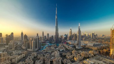 Dubai Şehir Merkezi akşam saatleri Burj Halife ve diğer panoramik manzaralı Dubai, Birleşik Arap Emirlikleri. Gölgeler çok hızlı hareket eder. Çember yollarda ve çeşmelerde trafik