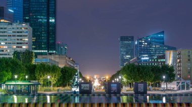 Paris şehir manzarası, modern binalar iş bölgesi La Defense 'da günden geceye geçiş zamanı. Cam cephe gökdelenleri. Arka planda Champs Elysees ile Zafer Takı. Paris, Fransa