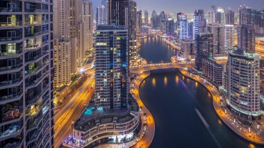 Dubai, Birleşik Arap Emirlikleri güneş battıktan sonra gece geçiş timelapse tüm Dubai Yat Limanı mesire ve kanal kayan yat ve tekne ile günler güzel hava üstten görünüm. Modern kuleleri ve yolda trafik.