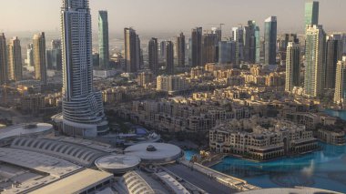 Dubai şehir merkezi sabah manzarası modern gökdelenler ve gündoğumundan sonra eski tarz binalar. Yukarıdan en üst panoramik görünüm