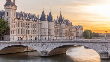 Paris, Fransa 'da Seine nehrinin üzerinde dramatik bir günbatımı gökyüzü ve Pont Neuf ile Conciergerie zaman dilimi. Renkli bir geçmiş. Romantik şehir manzarası.