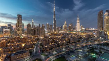 Dubai şehir merkezi silueti Burj Halife ve diğer panoramik manzaralı Dubai, Birleşik Arap Emirlikleri. Geleneksel ve modern binalar. Çevre yolunda trafik ve gün batımından sonra çeşmeler