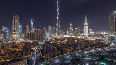 Dubai şehir merkezi tüm gece ufuk çizgisi Burj Halife ve diğer panoramik manzaralı Dubai, Birleşik Arap Emirlikleri. Işıklar kapanıyor. Çember yollarda ve çeşmelerde trafik.