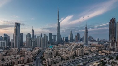 Dubai şehir merkezi silueti Burj Halife ve diğer gökdelenlerle Dubai 'deki panoramik manzara, Birleşik Arap Emirlikleri. Geleneksel ve modern binalar. Çember yollarda ve çeşmelerde trafik