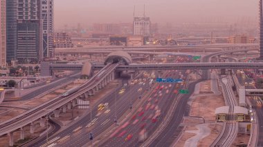 Dubai Marina 'dan Şeyh Zayed yoluna gece gündüz aydınlık gökdelenlerle geçiş zamanı, Dubai. Tramvayı olan trafik, köprüler ve metro istasyonları. Birleşik Arap Emirlikleri