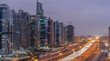 Dubai Marina ve Jlt gökdelenlerini, Dubai 'deki Şeyh Zayed yolunun hava görüntüsü gece gündüz geçiş zamanlarını çevreledi. Trafik ve metro hattı. Birleşik Arap Emirlikleri
