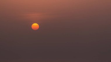 Gün batımı saatinde güneş yakın çekim. Dubai'deki Jumeirah Beach Residence Jbr'den havadan görünüm