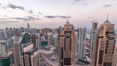 Dubai Marina, Birleşik Arap Emirlikleri 'nde gökdelenleri ve Jumeirah göl kulelerini aydınlatmıştır. Yolda trafik vardı.