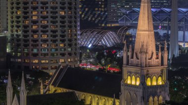 St. Andrew Katedrali 'nin hava gününden geceye geçiş zamanı. Singapur 'un en büyük katedrali olan Anglikan katedrali. Arkaplanda gökdelenler