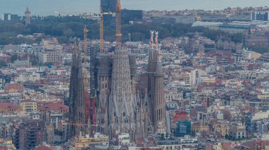 Barcelona 'nın Sabahı: İspanya' nın Büyüleyici Şehri 'nin Gündüz Zamanlaması Panoraması. Carmel 'in Sığınakları' ndan Havadan Üst Manzara, Sagrada Familia Katedrali, Şehir Işıkları Gün Doğmadan Zarifçe Karartacak