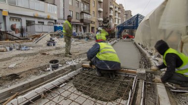 Çelik şebeke takviyesi yaptıktan sonra beton karıştırıcı hiperhızlandırıcı ile yolu açmak için hazır beton dökülüyor. Şehir caddesindeki tramvay raylarının yeniden inşası
