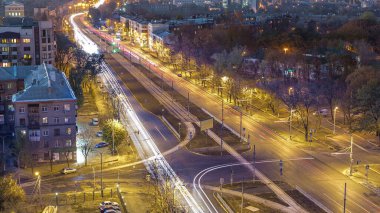 Yol trafiği olan hava manzarası, günden geceye geçiş zamanı. Günbatımından sonra yeni inşa edilen Moskova Bulvarı ve yerleşim bölgeleriyle yukarıdan Kharkiv şehri