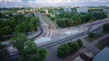 Tramvay rayları onarılan ve panoramik panoramik zaman ayarlı yol inşaatı. Beton kavşağın orta kısmında işe yarar. Yan taraftaki inşaatçılar için çadır.