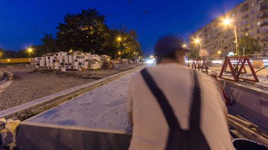 Kurulum aşamasındaki tramvay rayları ve gece gündüz beton plakalara entegrasyon. Titreşim ve gürültüyü azaltmak için sıvı reçineyle doldurulmuş. Yeniden yapılanma süreci