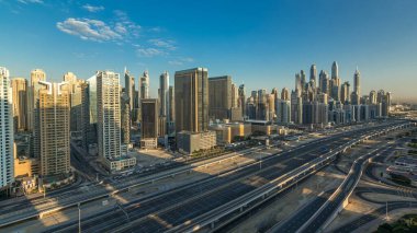 Dubai Yat Limanı gökdelenler hava üstten görünüm Jlt üzerinden sabah Dubai timelapse, BAE güneş doğarken sırasında. Modern kule uzun gölgeler aşağıya taşınması ve Şeyh zayed yolu üzerinde trafik ile.