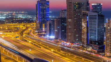 Dubai Yat Limanı Şeyh zayed road panorama gün gece geçiş timelapse ışık için trafik ile açın. Gökdelenler, BAE gece aydınlatma. Hava Jlt görünümünden