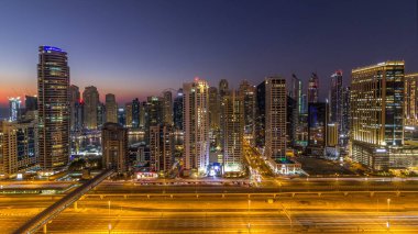 Dubai Yat Limanı Şeyh zayed road panorama gün gece geçiş timelapse ışık için trafik ile açın. Gökdelenler, BAE gece aydınlatma. Hava Jlt görünümünden