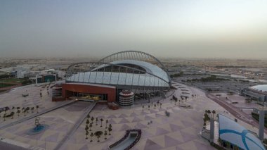 Doha 'da Aspire Zone' nin tepeden tırnağa hava görüntüsü. Yollarda trafik vardı. Sisli hava