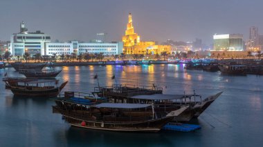 Geleneksel ahşap Dhow balıkçı tekneleriyle Doha Körfezi 'nde gece gündüz geçiş zamanı. Corniche, Doha, Katar ile müzeden görüntü