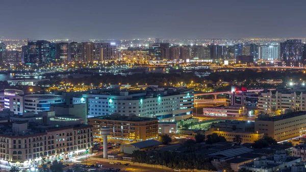 Deira modern ve eski binalar gece geçiş timelapse Dubai Creek gün kanal havadan görünümü. Nehirde yüzen tekneler
