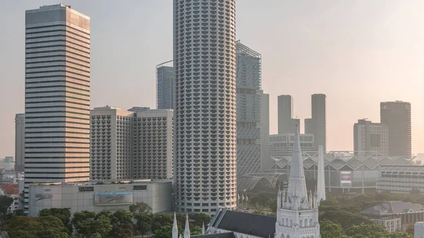 St. Andrew Katedrali 'nin hava saatleri gün doğumundan sonra erken saatlerde. Singapur 'un en büyük katedrali olan Anglikan katedrali. Arkaplanda gökdelenler