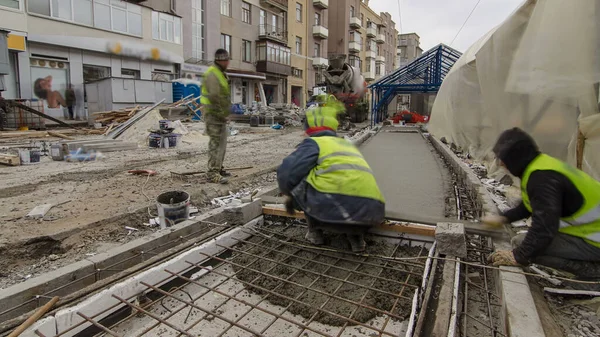 Çelik şebeke takviyesi yaptıktan sonra beton karıştırıcı hiperhızlandırıcı ile yolu açmak için hazır beton dökülüyor. Şehir caddesindeki tramvay raylarının yeniden inşası