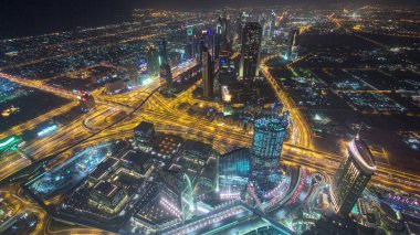 Dubai şehir merkezindeki gökdelenler gece gündüz geçiş zamanları şehir ışıklarının görüş açısı, Orta Doğu 'daki lüks yüksek teknoloji kasabası, Birleşik Arap Emirlikleri mimarisi