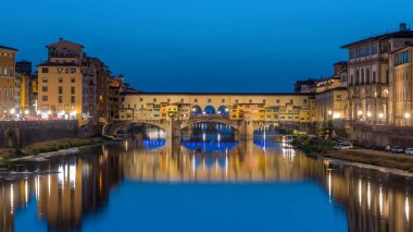 Arno Nehri ve Ponte Vecchio Köprüsü. Gün batımından sonra İtalya 'nın Toskana kentindeki Floransa' daki Ponte alle Grazie 'den geçiş zamanı. Akşamları nehire yansıyan yansıma