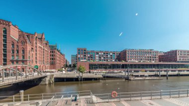 Uluslararası Deniz Müzesi, ikonik tuğla binalar, kemer köprüler, kanallar ve rıhtımların yer aldığı Hamburg 'daki ünlü Speicherstadt' ı gösteren panorama. Almanya 'nın tarihi simgesi.