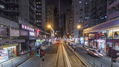 Hong Kong caddesindeki çift katlı tramvaydan görüntüyü izleyelim. Hong Kong tramvayı, metropoldeki ilk toplu taşıma araçlarından biri olan Hong Kong 'da bir tramvay sistemidir.