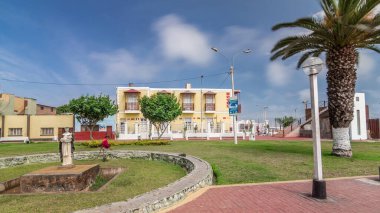 Gamarra caddesinden Santa Rosa parkına ve oradan da rıhtıma hızlı bir yürüyüş. Monumental Callao, Lima hiperlapse yakınlarındaki yeni moda alanlarından biri. Renkli evleri ve restoranları olan bir sokak. Lima Peru.