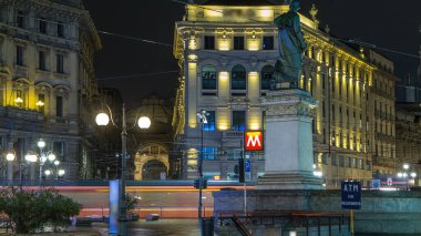 Cordusio Meydanı ve Dante Caddesi çevresindeki saraylar, evler ve binalar İtalyan moda ve lüks başkenti. Yazar ve şair Giuseppe Parini anıtı. Tramvaylar geçiyor.