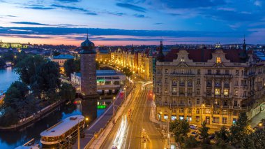 Sitkovska su kulesi zaman çizelgesi ve yol trafiği Prag 'ın eski şehir merkezinde günden geceye geçiş. UNESCO 'nun Dünya Mirası Alanı. Dans salonunun tepesinden hava görüntüsü