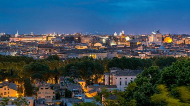 Roma, İtalya 'nın tarihi merkez gününden geceye geçiş zamanının panoramik hava görüntüsü. Gün batımından sonra yoğun dramatik bulutlu şehir manzarası