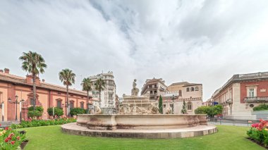 Şehrin en güzel çeşmelerinden biri olan Sevilla 'daki Hispalis Çeşmesi renkli çiçekler ve tarihi binalarla çevrili. Arka planda bulutlu bir gökyüzü ile hızlandırılmış zaman çizelgesi.