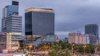 Schwedenplatz hava kuvvetleri gece gündüz. İsveç Meydanı, Viyana 'nın orta kesiminde, Tuna Kanalı' nda yer alan ve en önemli toplu taşıma kavşaklarından biridir. Eski ve modern binalar