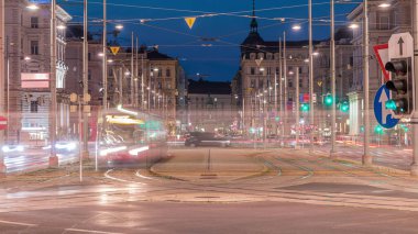 Schwarzenbergplatz Meydanı 'ndaki Schwarzenberg Anıtı Viyana' daki geçiş zamanı. Avusturya. Tramvaylar ve arabalar kavşakta trafik