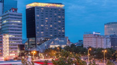 Schwedenplatz hava gece geçişi. İsveç Meydanı, Viyana 'nın orta kesiminde, Tuna Kanalı' nda yer alan ve en önemli toplu taşıma kavşaklarından biridir. Eski ve modern binalar