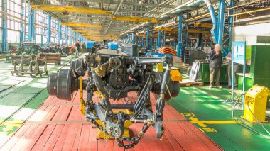 Konveyör montajı, traktörün gövdesini büyük endüstriyel fabrika zaman diliminde sahneleyecek. Çerçeve montajı, Chassis ve süspansiyon kurulumu ve diğer bölümler.