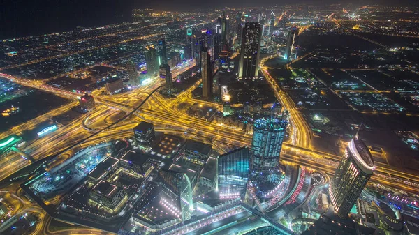 Dubai şehir merkezindeki gökdelenler gece gündüz geçiş zamanları şehir ışıklarının görüş açısı, Orta Doğu 'daki lüks yüksek teknoloji kasabası, Birleşik Arap Emirlikleri mimarisi