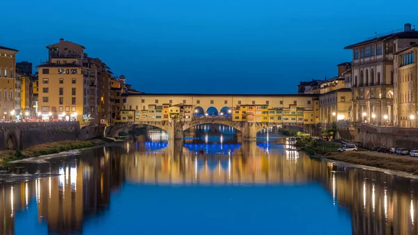 Arno Nehri ve Ponte Vecchio Köprüsü. Gün batımından sonra İtalya 'nın Toskana kentindeki Floransa' daki Ponte alle Grazie 'den geçiş zamanı. Akşamları nehire yansıyan yansıma