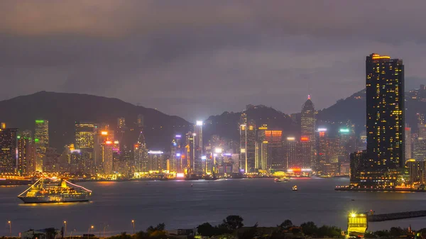 Hong Kong 'dan gece geçişi, Kowloon Körfezi' nden hava görüntüsü şehir merkezindeki zaman dilimi büyük gemi ve çatıdaki kuleler.