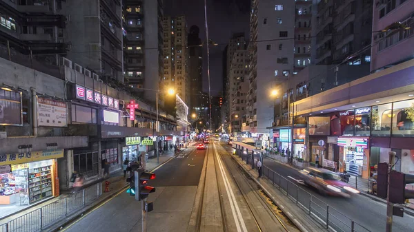 Hong Kong caddesindeki çift katlı tramvaydan görüntüyü izleyelim. Hong Kong tramvayı, metropoldeki ilk toplu taşıma araçlarından biri olan Hong Kong 'da bir tramvay sistemidir.