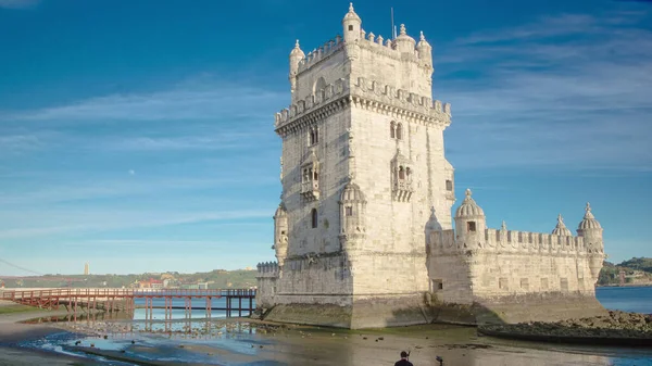 Belem Kulesi Lizbon Santa Maria de Belem sivil bucak bulunan müstahkem bir kule, Portekiz gündüz bulutlar ve hızlı hareket eden gölgeler ile timelapse