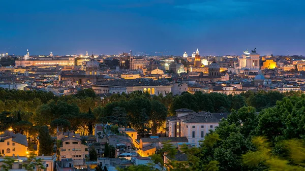 Roma, İtalya 'nın tarihi merkez gününden geceye geçiş zamanının panoramik hava görüntüsü. Gün batımından sonra yoğun dramatik bulutlu şehir manzarası