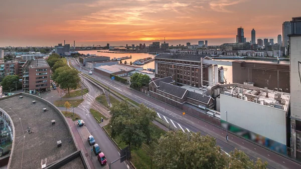 Gün batımında Maashaven zamanının hava panoramik görüntüsü Rotterdam 'da demirli iç gemilerle, Katendrecht ve Maas Nehri. Eski fabrika ofis ve etkinlik alanına dönüştü. Yollar boyunca trafik