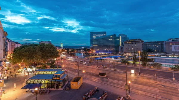 Schwedenplatz hava gecesi. İsveç Meydanı, Viyana 'nın orta kesiminde, Tuna Kanalı' nda yer alan ve en önemli toplu taşıma kavşaklarından biridir. Eski ve modern binalar